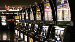 Magkakaroon ng mga tagubilin sa harap ng bawat slot machine sa  Lucky Cola casino.